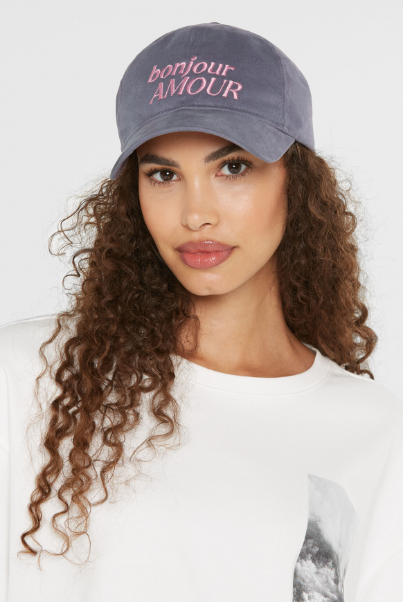 Cap mit Stickereien dove