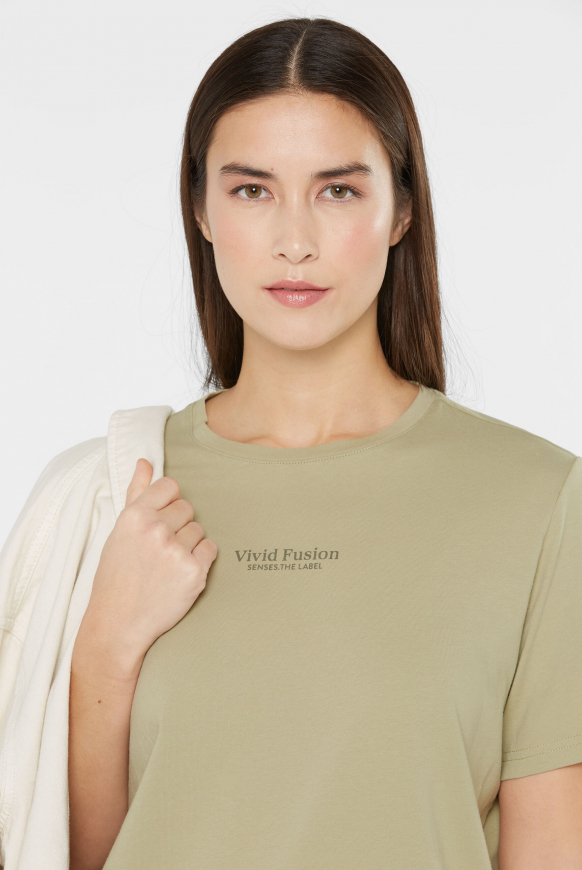 T-Shirt mit dezentem Label Print light sage