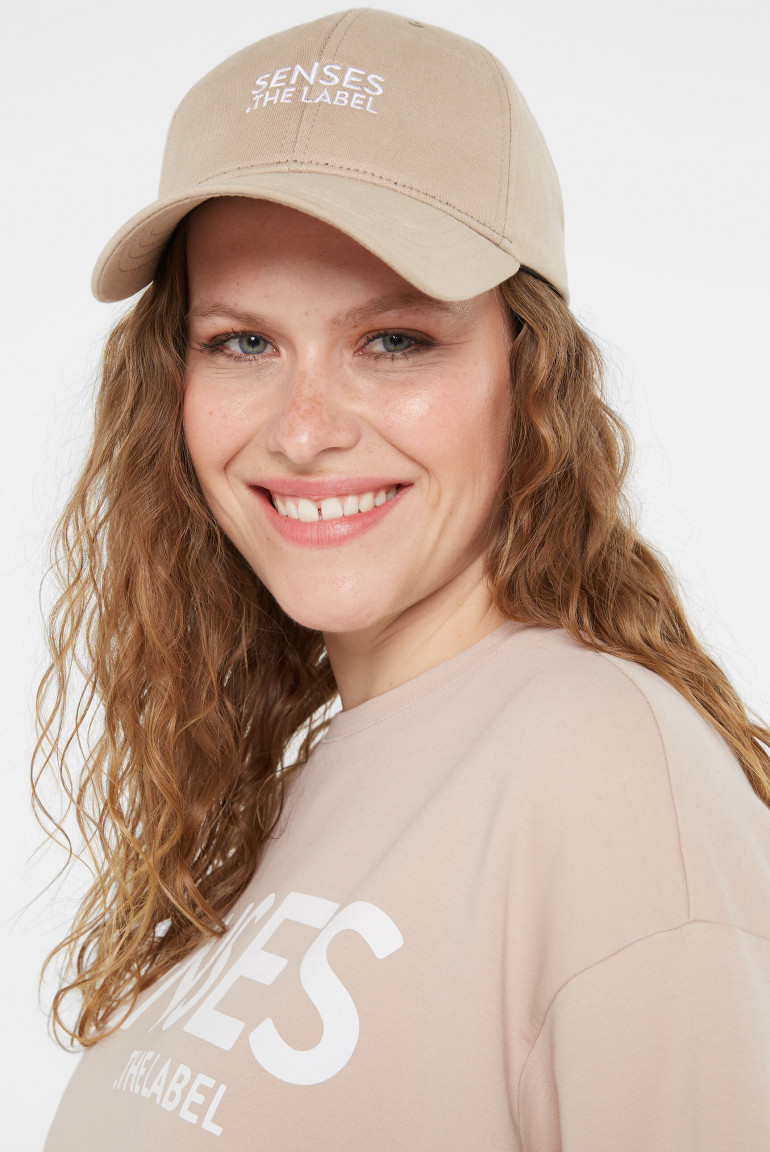 Zoom: Base Cap mit toniger Logo-Stickerei