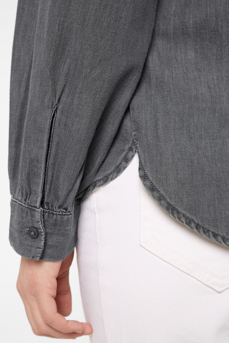 Zoom: Jeansbluse mit Rüschen-Details