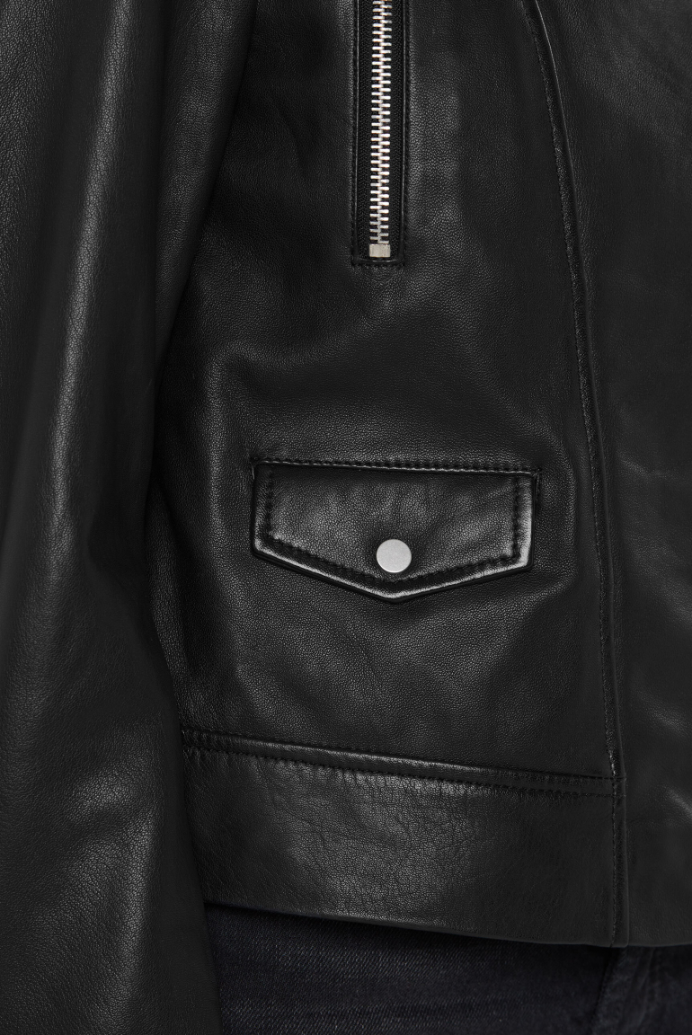 Zoom: Lederjacke im Biker-Stil